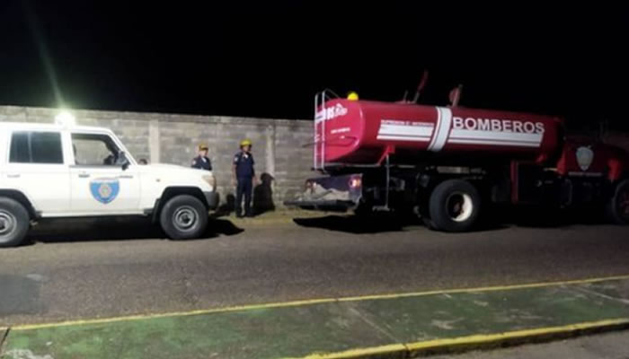 Bomberos Controlan Incendio en Aeropuerto