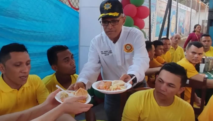 Poliapure sorprende a los privados de libertad con cena navideña