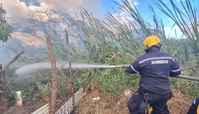 Bomberos de Apure Controlan Incendio de Vegetación en Los Centauros