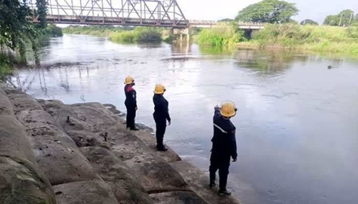 Bomberos de Apure realizan inspección por riesgo al Río Matiyure