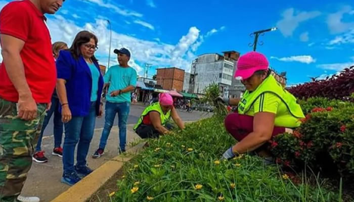 Ornamentación y siembra de plantas en la estatua de "Páez"