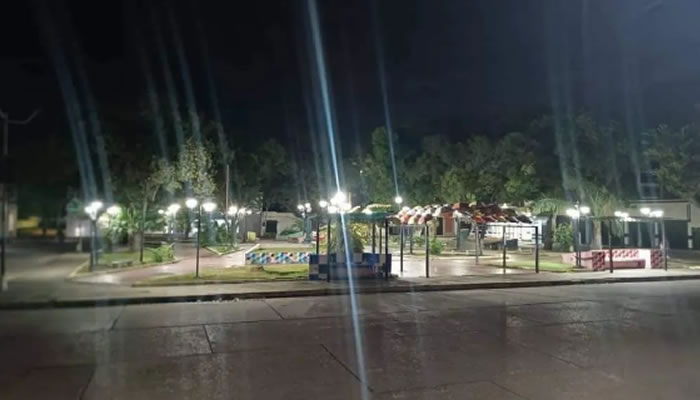 Instalan 50 Luminarias LED en la Plaza Independencia de San Fernando de Apure
