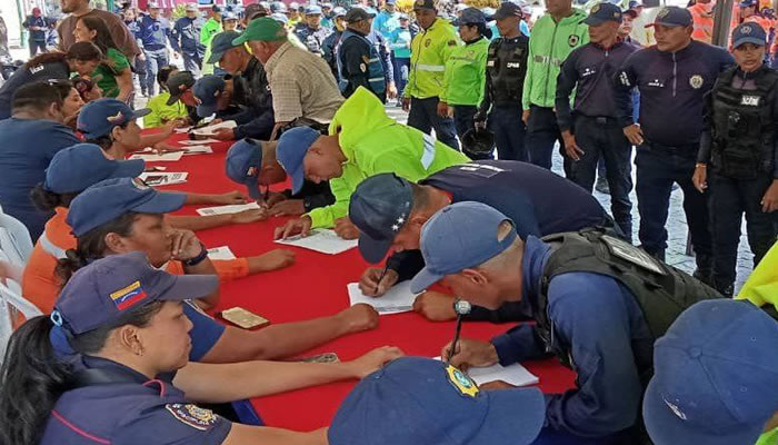 Policía de Apure apoya jornada de recolección de firmas para migrantes privados de libertad