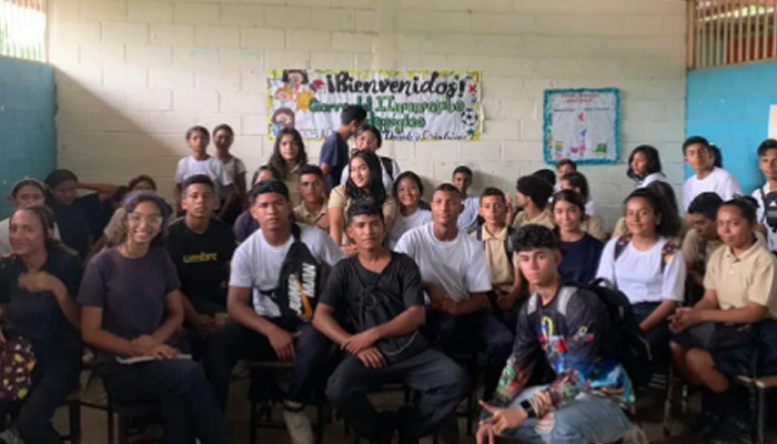 Jornada Educativa en L. B. María Prieto Promueve Desarrollo Emocional en Adolescentes El Movimiento por la Paz y la Vida Apure realizó una valiosa Jornada Educativa en las Aulas de Paz de la comunidad Santa Juana, ubicada en la parroquia El Recreo, específicamente en el Liceo Bolivariano María Prieto. La iniciativa buscó brindar herramientas esenciales para el crecimiento personal y emocional de los jóvenes. Dinámicas Interactivas para un Futuro Prometedor Durante la actividad, se trabajaron temas cruciales para los adolescentes, como el manejo de emociones, la toma de decisiones y la elaboración de un plan de vida. Estos aspectos son fundamentales para su desarrollo integral, permitiéndoles enfrentar los retos cotidianos con mayor seguridad. Mediante dinámicas participativas y espacios de reflexión, los estudiantes fortalecieron sus habilidades socioemocionales. La jornada contó con el apoyo de las políticas sociales impulsadas por el presidente Nicolás Maduro, bajo la coordinación del Alto Comisionado Alexander Vargas y el director Jackson Palencia. Este esfuerzo refuerza el compromiso del movimiento con la formación de las nuevas generaciones, fomentando valores como la resiliencia y la autoconfianza.