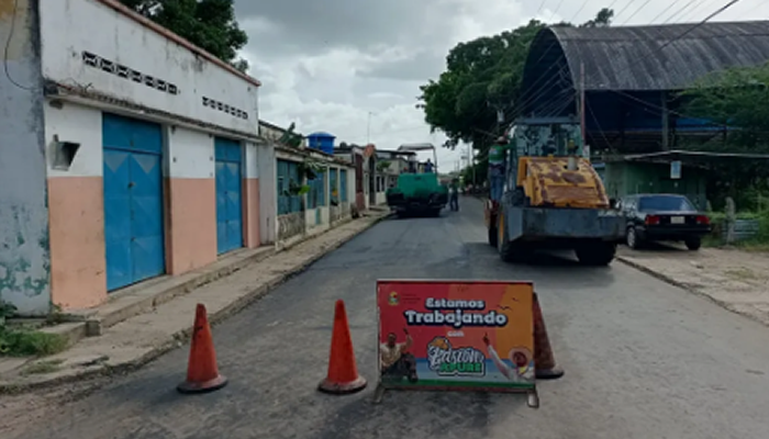 Avanza el Plan "Pasión por la Vialidad" en Apure con colocación de 570 toneladas de asfalto