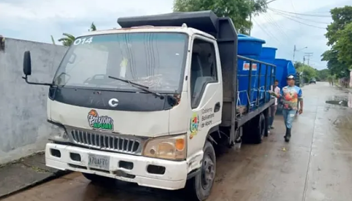 Gobierno de Apure distribuye más de 450 mil litros de agua tras desbordamiento de río