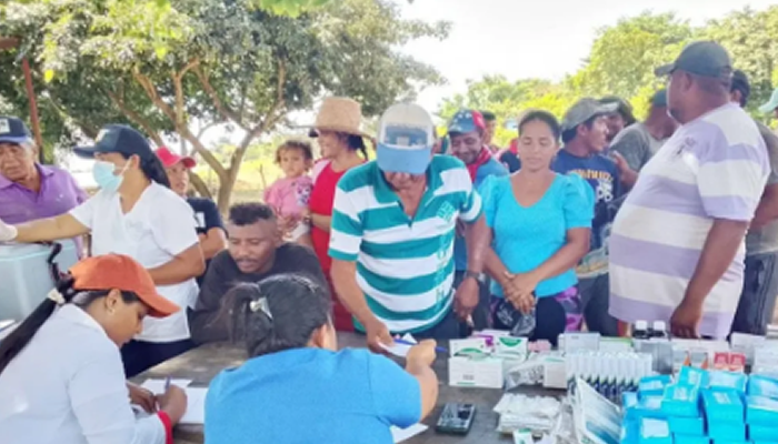 Equipo médico de Pedro Camejo lleva atención integral a comunidad afectada por inundaciones