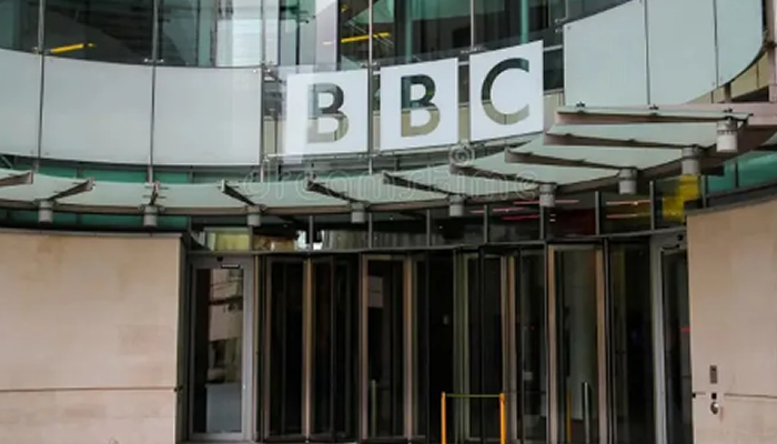 Donald Trump Demanda a la BBC por 10,000 Millones de Dólares por Difamación