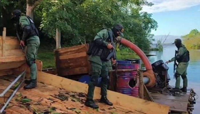 Fuerza Armada destruye cinco embarcaciones usadas para minería ilegal en el embalse de Macagua