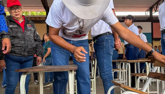 Estudiantes del Complejo Francisco Lazo Martí y la UNES Apure reciben mobiliario que fortalece su formación