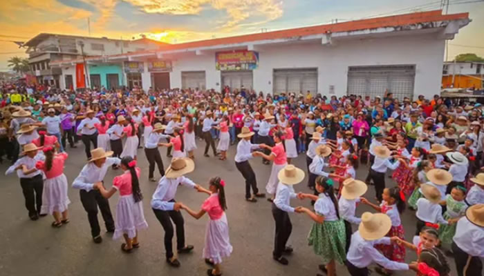Fiestas Populares Achaguas 2026 inician con masivo desfile en homenaje al joropo llanero