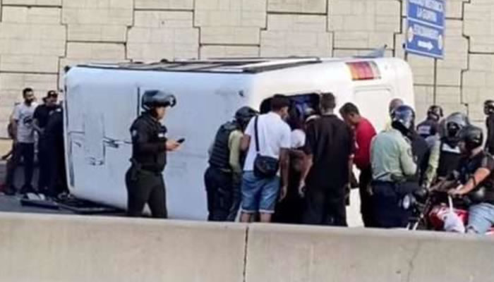 Unidad de transporte público se volcó en La Guaira dejando 26 personas lesionadas