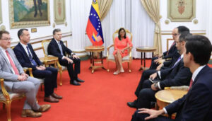 Presidenta encargada Delcy Rodríguez recibió al nuevo encargado de negocios de EE.UU., John Barrett, en el Palacio de Miraflores