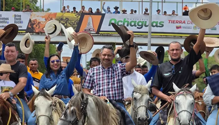 Concurrida cabalgata de productores y campesinos recorrió las calles de Achaguas en honor al joropo