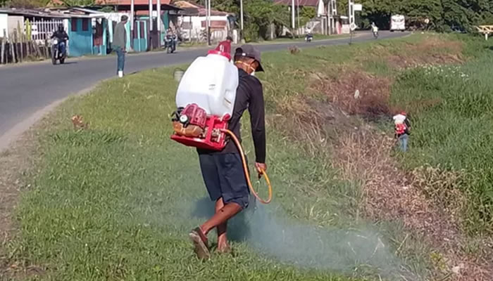 Alcaldía de San Fernando despliega equipos de servicios públicos en fumigación de orillas del Canal Guamita