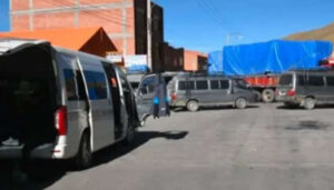 Transportistas bolivianos realizan paro nacional de 24 horas exigiendo mejoras de carreteras y calidad del combustible