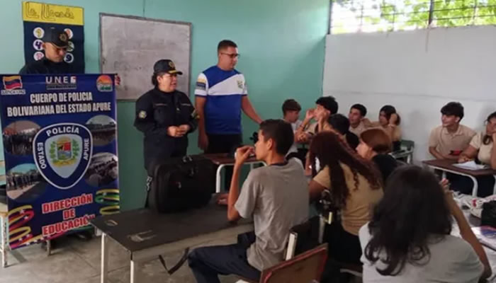 Policía De Apure Dictó Charla Informativa En El L.B. “Rómulo Gallegos” Para Captar Nuevos Estudiantes Para La UNES