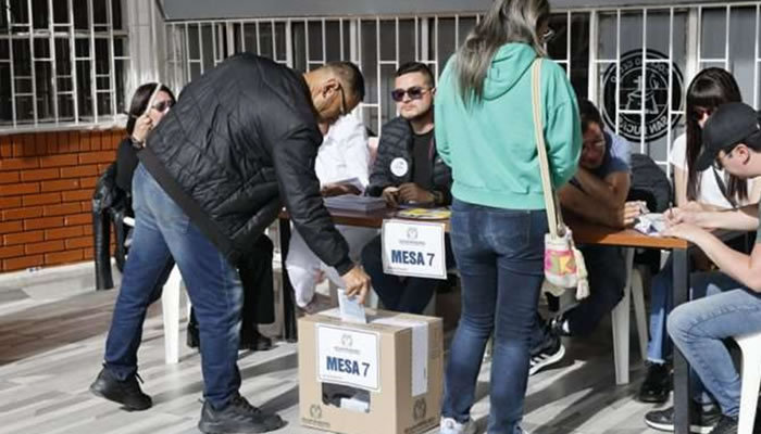 Abren las urnas en Colombia para balotaje presidencial entre Cepeda y De la Espriella