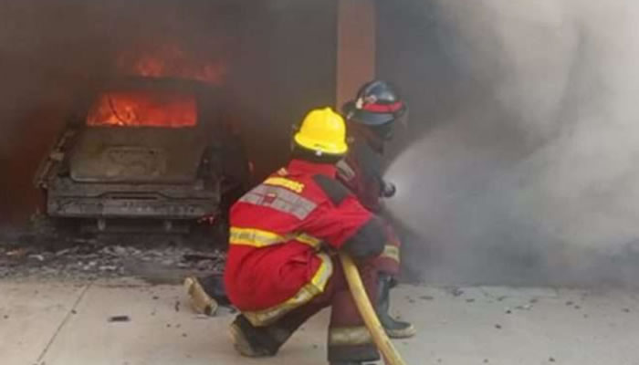 Bomberos De Caracas Controlaron Voraz Incendio En Estacionamiento De Prados Del Este