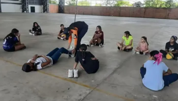 Protección Civil De Biruaca Dicta Conversatorio Sobre Primeros Auxilios Al Equipo De Voleibol