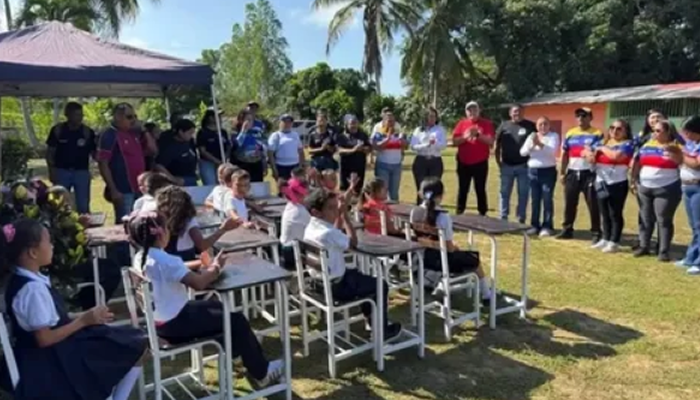 Escuela "Andrés Bello" de Mantecal recibe dotación de mesas, sillas y pizarras