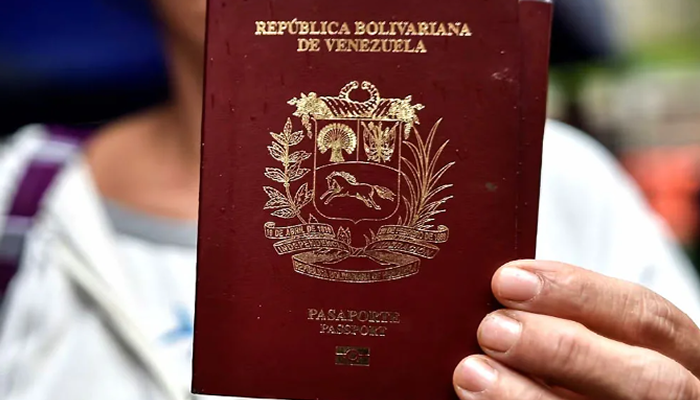 Venezolanos en Chile podrán retornar al país con el pasaporte vencido tras acuerdo entre ambos gobiernos
