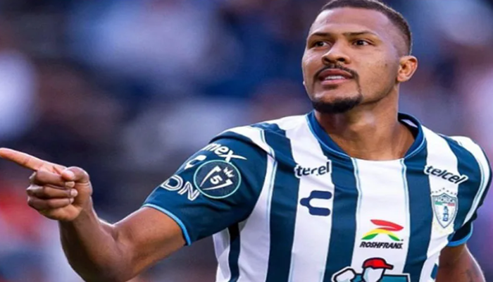 Salomón Rondón sacude el arco y se afianza como líder goleador en México