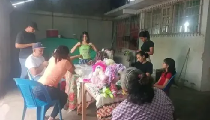 Niños de Las Avionetas de Biruaca elaboran muñecas de trapo en taller de Pantomima Infantil