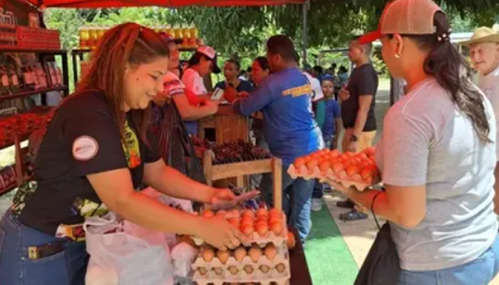 Plan Venezuela Alimenta benefició a familias de Las Colonias del Viento en Biruaca con proteína y rubros a precios solidarios