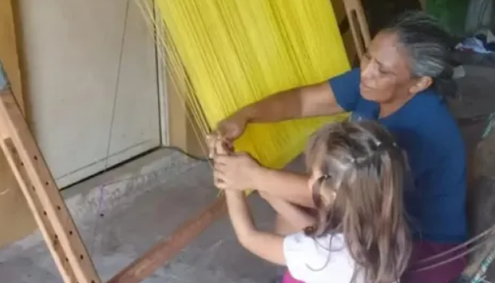 Niños y jóvenes de Las Mercedes aprenden el tejido tradicional de chinchorros en Apure