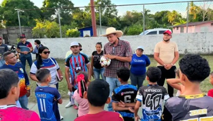 Entregan dotación deportiva a la comunidad Los Módulos de Páez en Achaguas