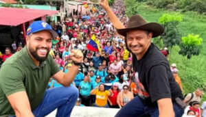 Pueblo apureño conmemora 14 años de la victoria electoral de Hugo Chávez con masiva movilización